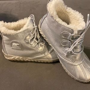 Sorry x Disney collab silver winter boots size 8.5 frozen